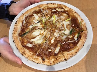 名古屋コーチンと八丁味噌のピザ